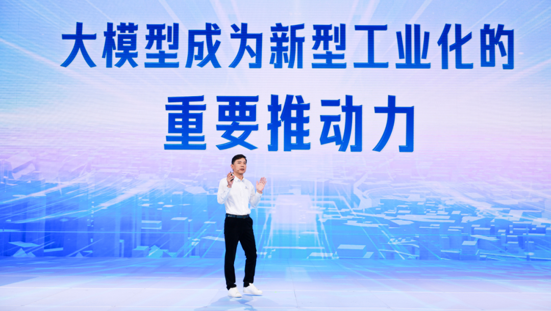 发布文心大模型4.0版本，百度加速AI原生应用领域变革